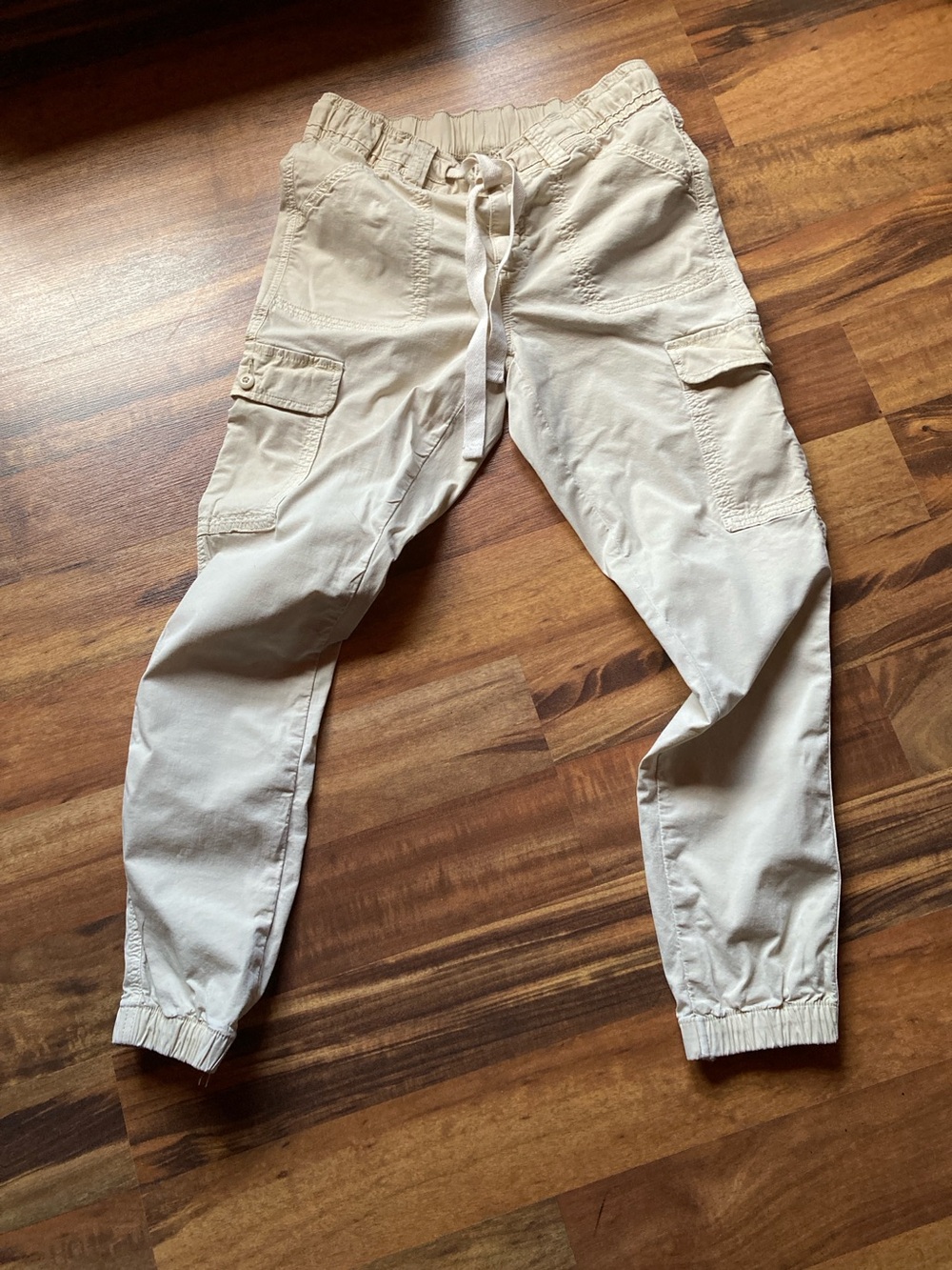 American Eagle Size 8 cream colored elastic waist cargo jogger pants